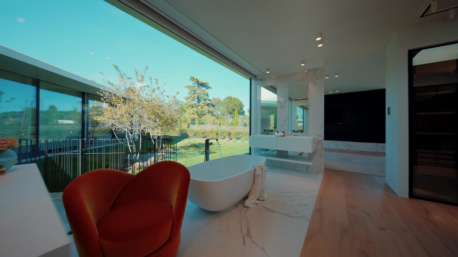 Baño de lujo con vistas al jardín